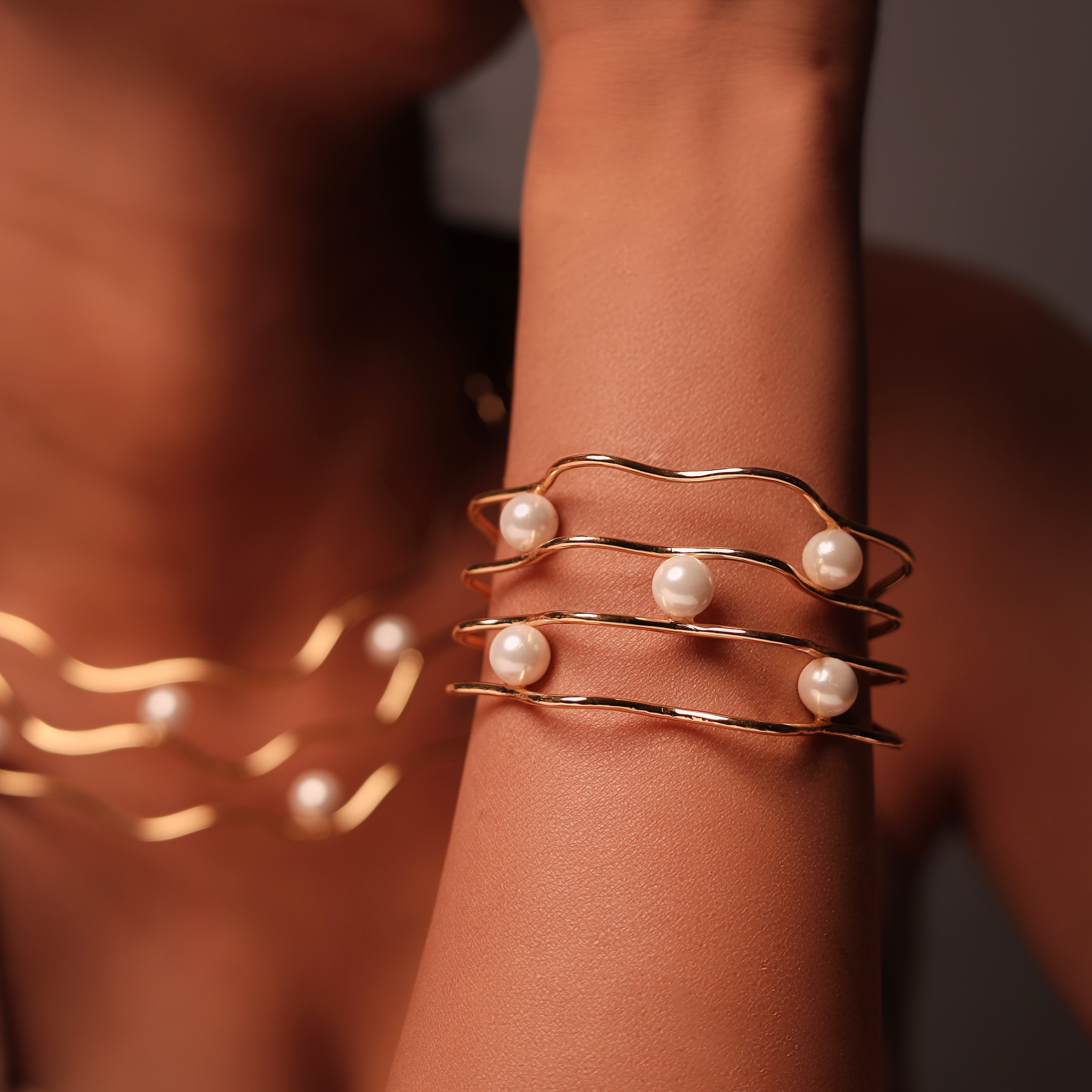 Wave Pearl Handcuff
