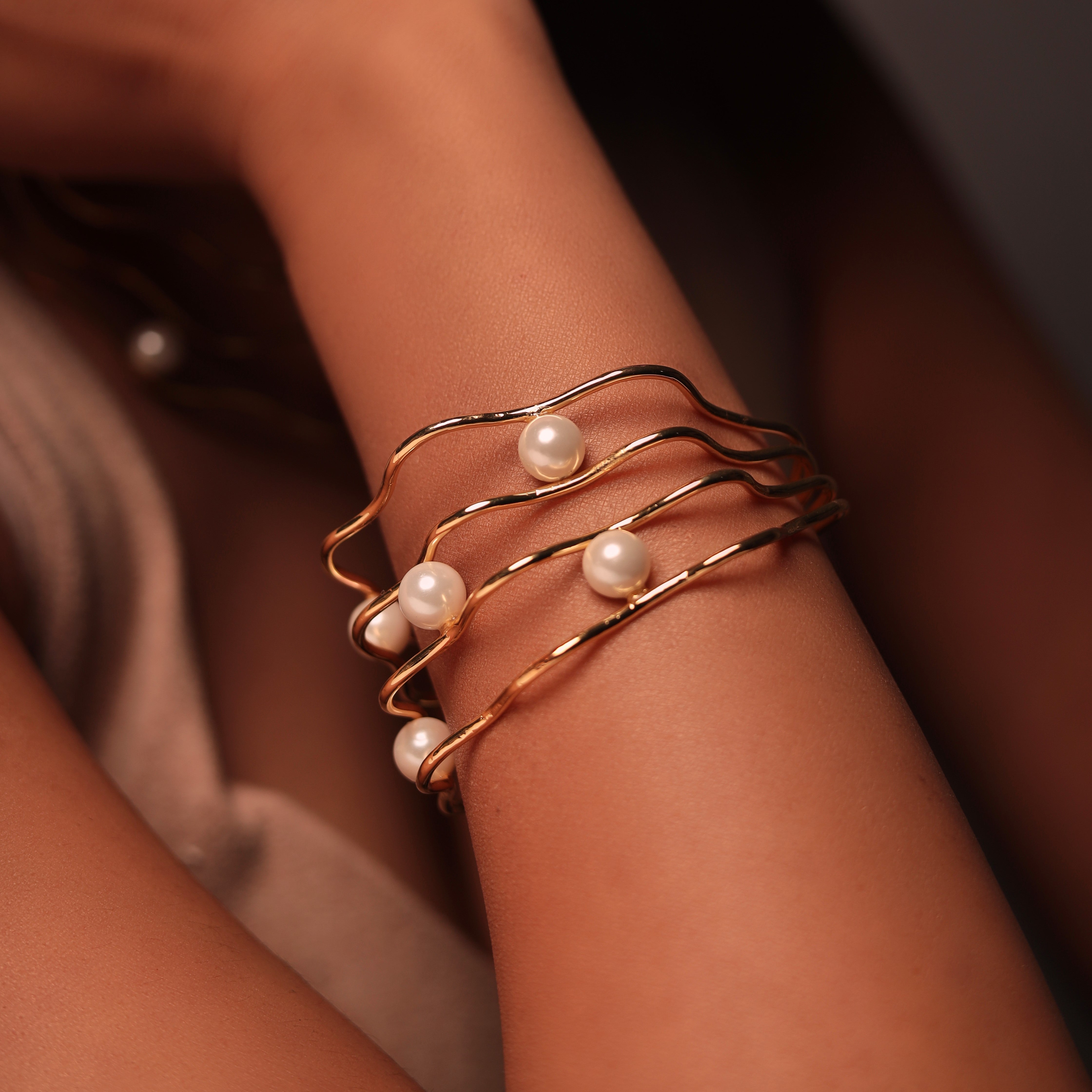 Wave Pearl Handcuff