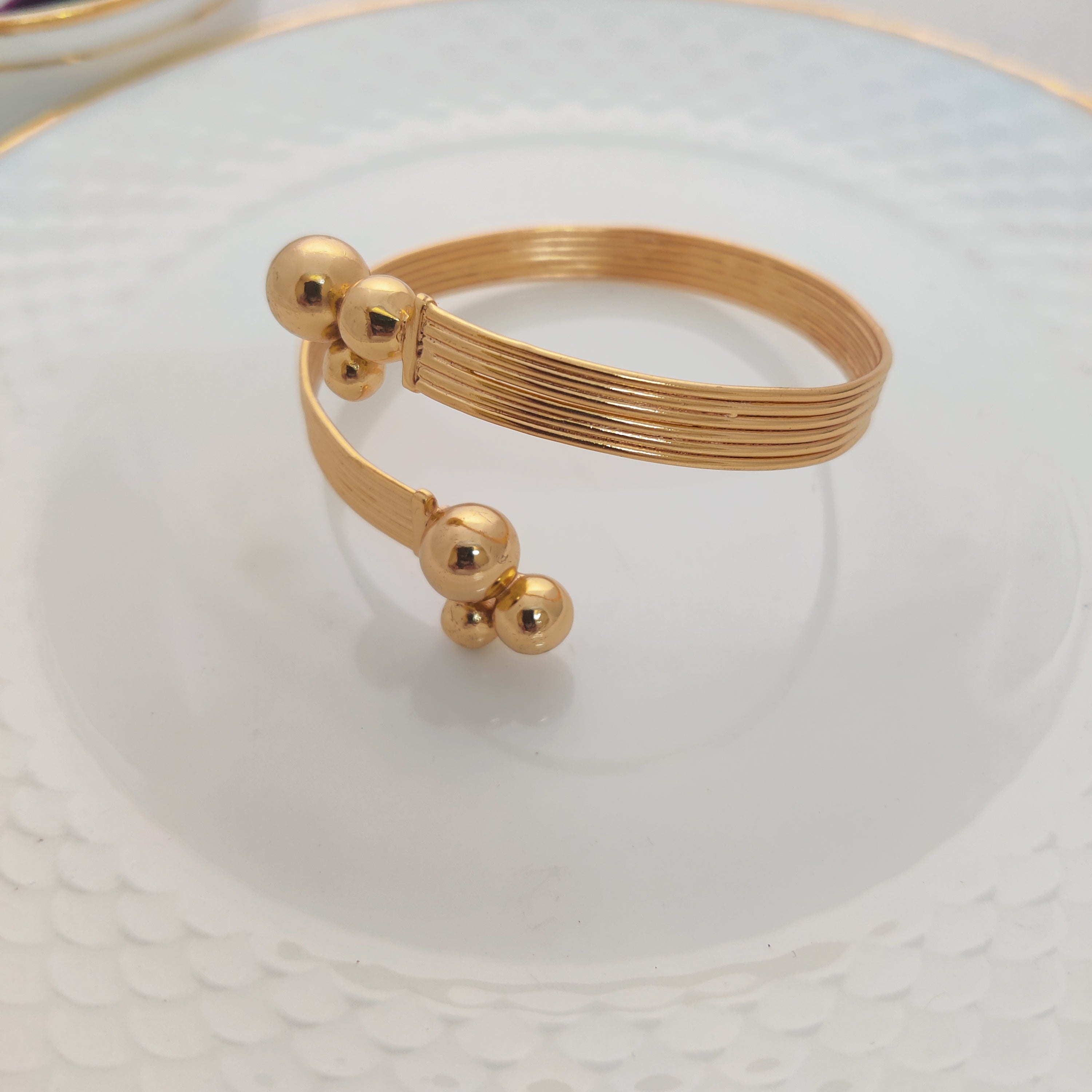 Graceful 'Concordat' Ball Bangle