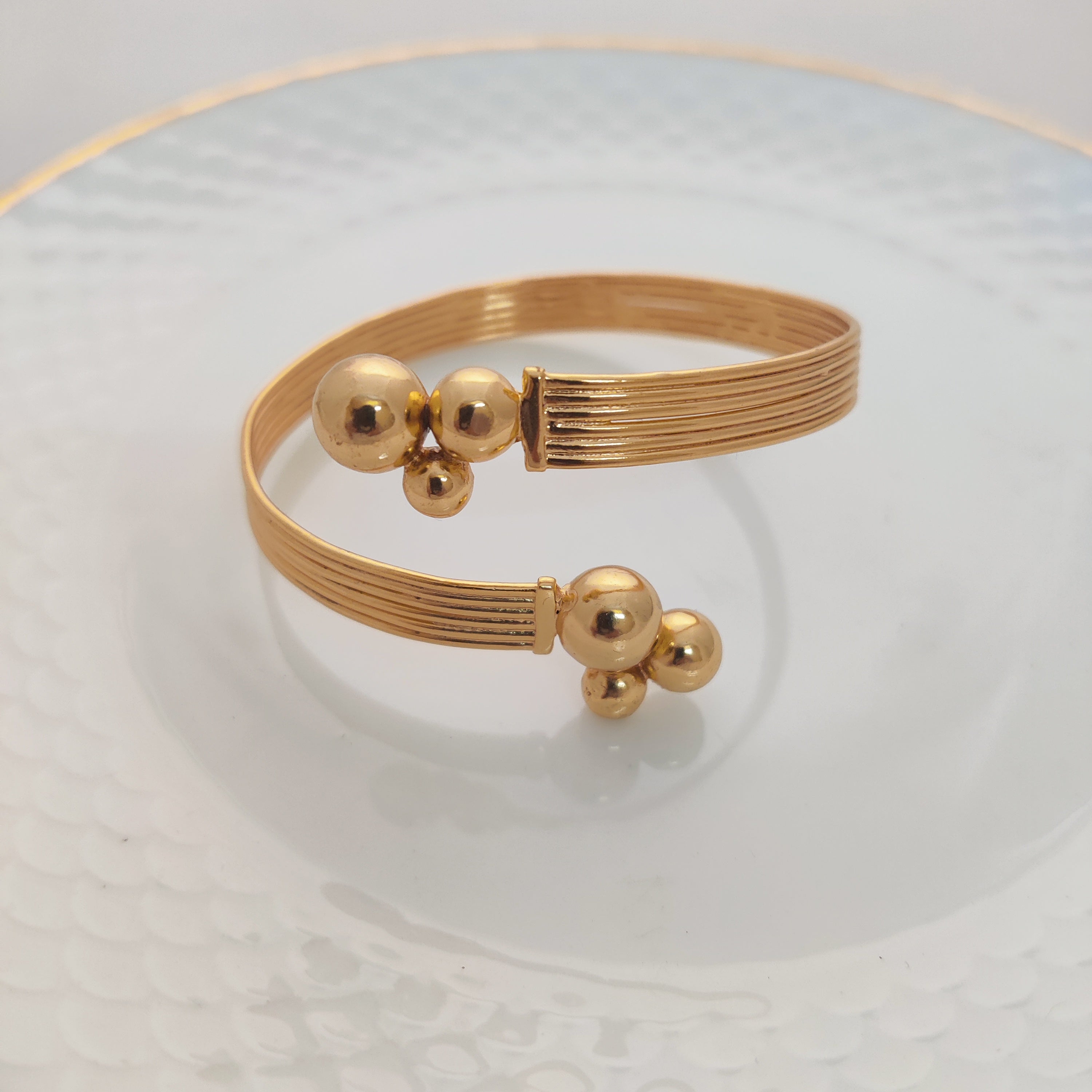 Graceful 'Concordat' Ball Bangle