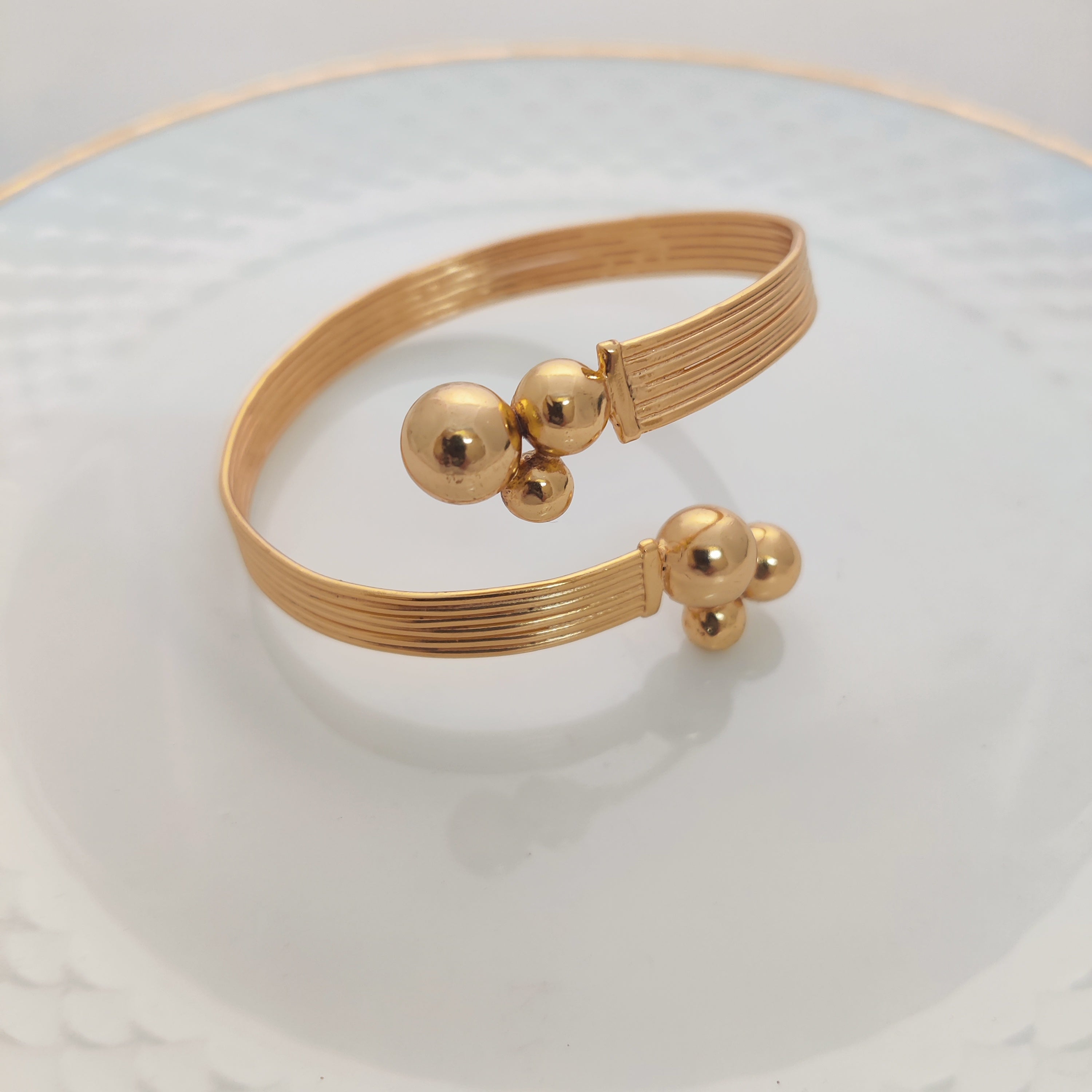 Graceful 'Concordat' Ball Bangle