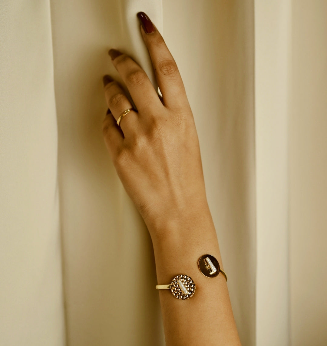 Disc Baroque Pearl Bangle