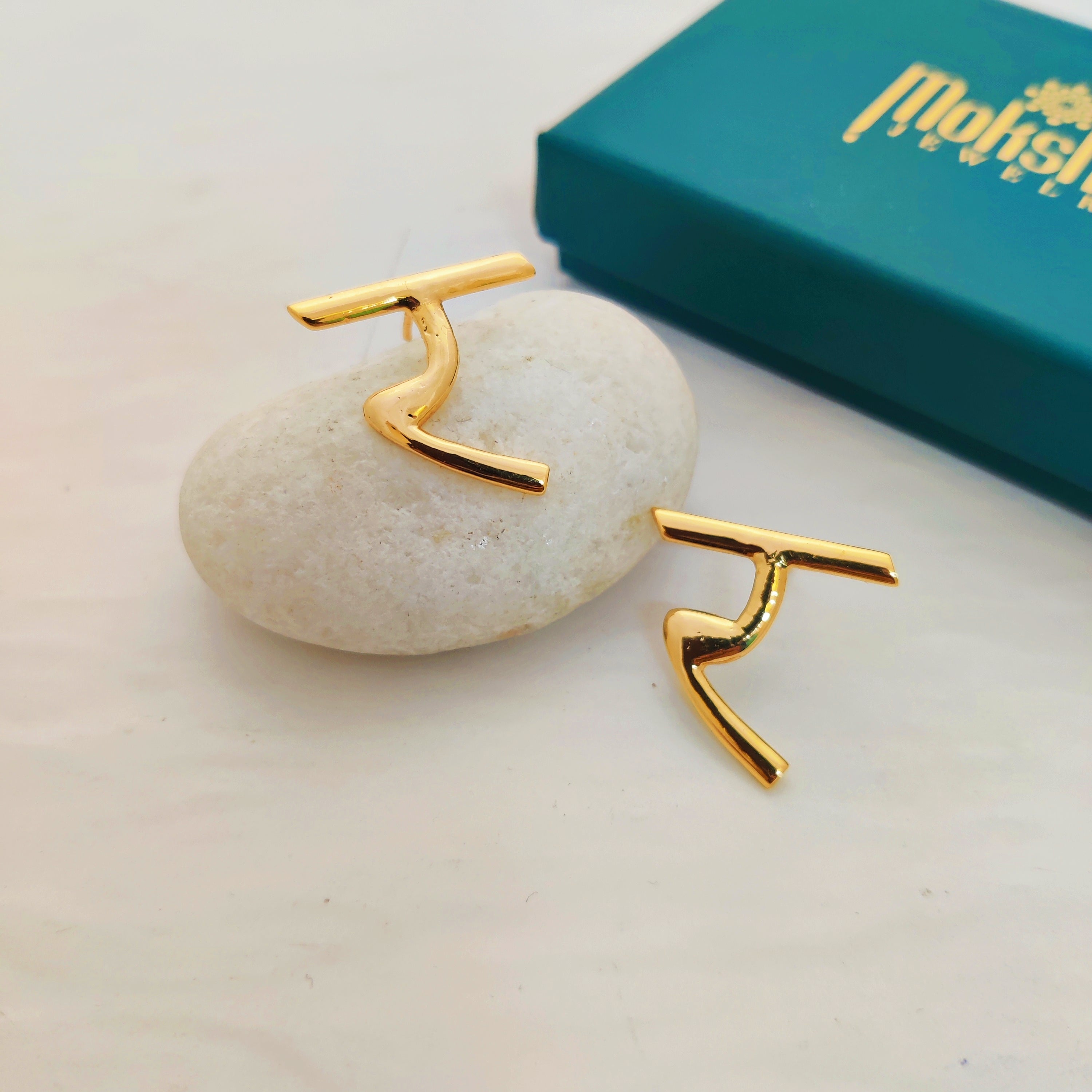 "र" Hindi Alphabet Earrings (Small)