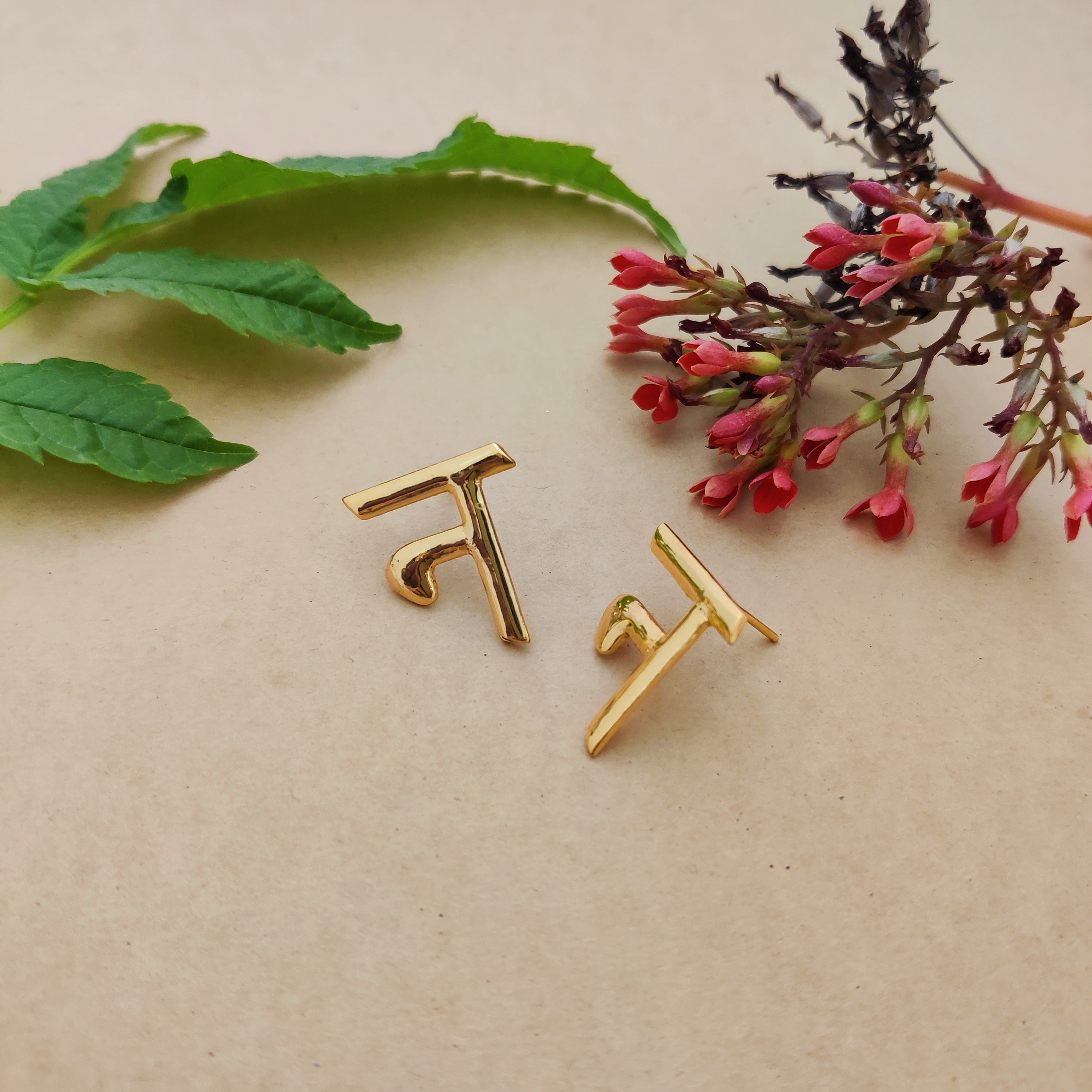 'न' Hindi Alphabet Earrings (Small)