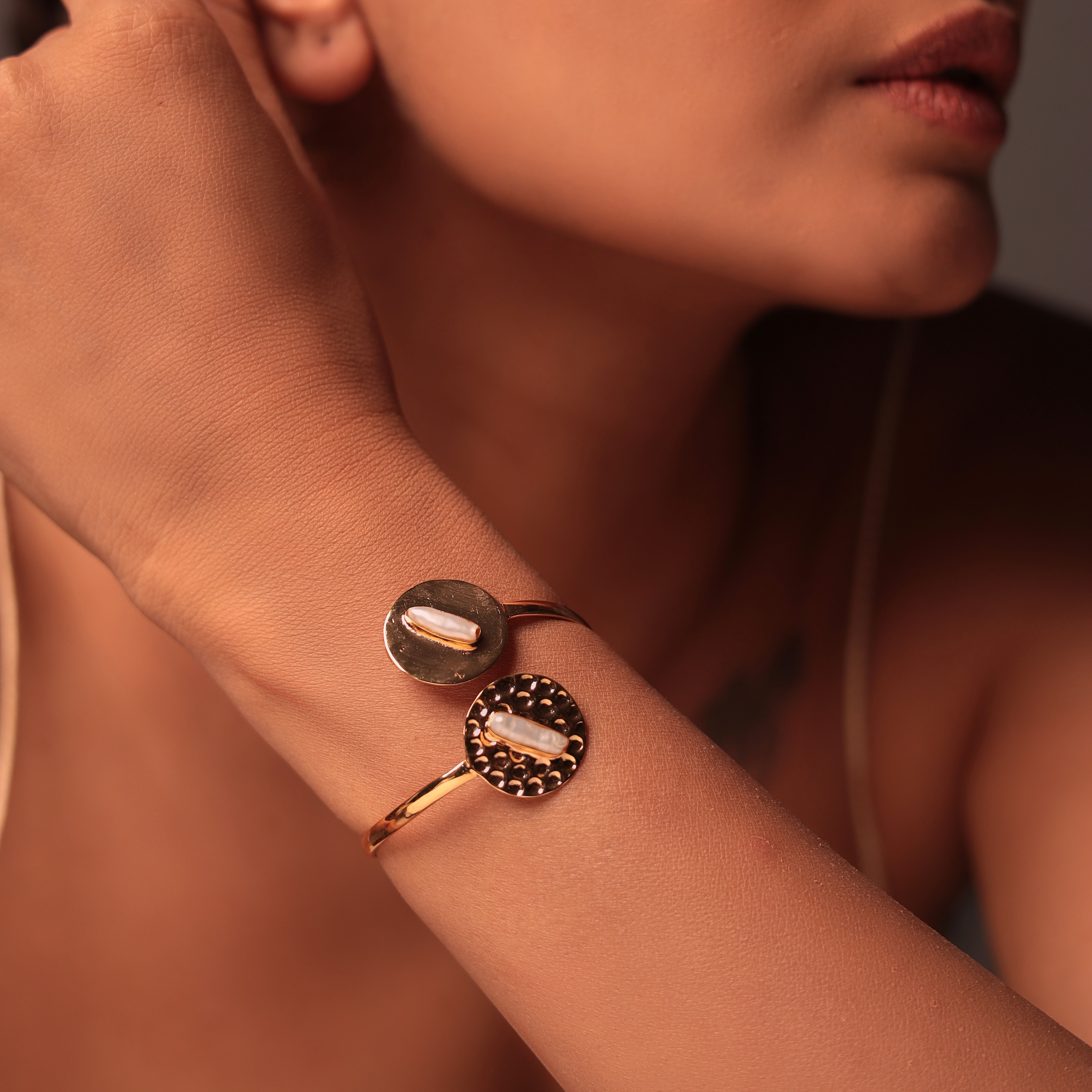 Disc Baroque Pearl Bangle